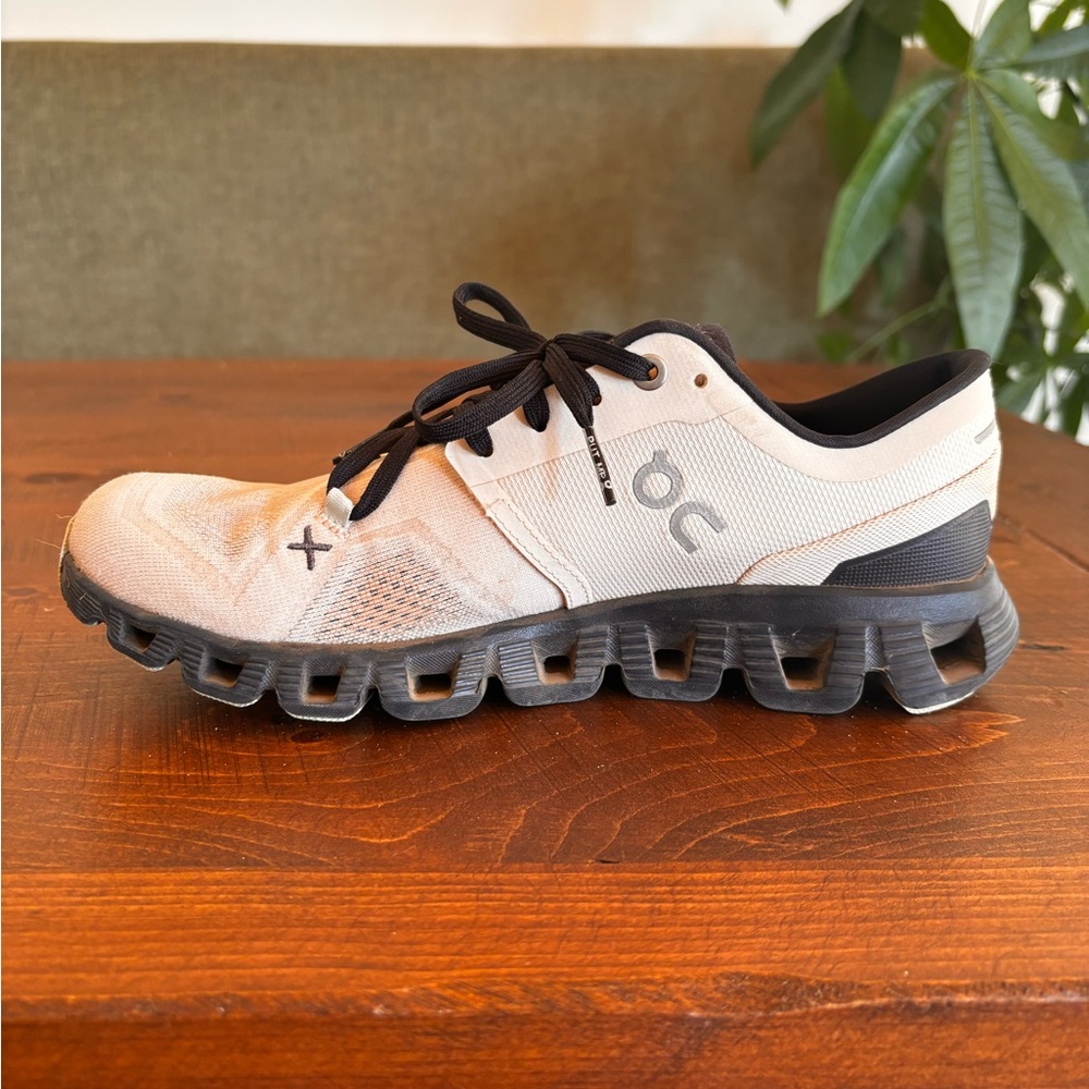 On Running Women Athletic Shoes - Picture 2 of 5